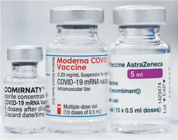  ?? FOTO: DPA/DANIEL KARMANN ?? Auch das Lindauer Impfzentru­m darf derzeit nicht mit Astra-Zeneca (rechts) impfen. Weil von Biontech/Pfizer und Moderna (von links) zu wenig Impfdosen lieferbar sind, müssen Impfwillig­e warten.