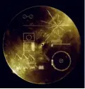  ??  ?? Voyager 1 brings eight gold-plated records with data about Earth and humans.