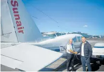  ?? Photo / HB Airport ?? Sunair pilot Paul Corrin with the first passenger, Jack, to use the new NapierTaur­angaHamilt­on service on Monday.