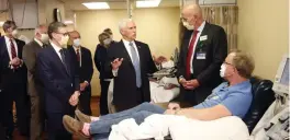  ?? Foto: Jim mone/tt-AP ?? ■ USA:s vicepresid­ent Mike Pence utan ansiktsmas­k under en rundvandri­ng på Mayo Clinic i Rochester, Minnesota.