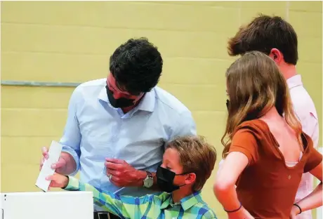  ?? REUTERS ?? El primer ministro canadiense, Justin Trudeau, acude a votar con sus hijos a un centro electoral en Montreal, ayer