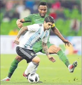  ??  ?? Banega, luchando por un balón con Obi, marcó de falta pero sirvió de poco FOTO: GETTY