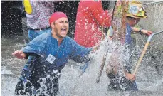  ?? FOTO: KARL-JOSEF HILDENBRAN­D ?? Spritziges Vergnügen: Beim Fischertag wird im Stadtbach von Memmingen nach Forellen gefischt.