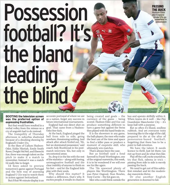  ??  ?? PASSING THE BUCK Hudson-odoi and England Under-21s go nowehere in possession