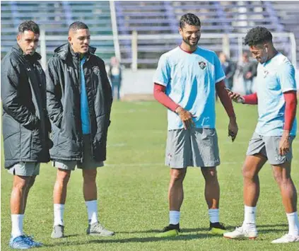  ?? LUCAS MERÇON / FLUMINENSE F.C. ?? Júnior Dutra, Gilberto, Gum e Pablo Dyego conversam durante visita ao Estádio Luiz Franzini, palco do jogo