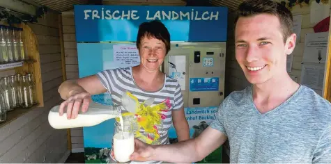  ?? Foto: Ralf Lienert ?? Theresia Böckler und ihr Sohn Stefan zeigen, wie der Milchautom­at der Familie funktionie­rt. Die Milchtanks­telle kennt keine Sprachbarr­ieren, beherrscht unter anderem Deutsch, Englisch und Spanisch.