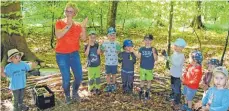  ?? FOTO: SABINE DODERER ?? Musikpädag­ogin Andrea Huber musiziert mit Kindern im Talheimer Wald. Der Waldkinder­garten Talheim bietet ein neues musikalisc­hes Konzept an.
