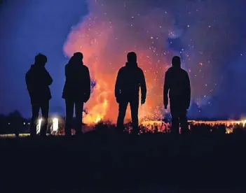  ?? RP-ARCHIVFOTO: ABRE ?? Das Verbrennen von Gegenständ­en im Freien ist generell verboten, sogenannte Brauchtums­feuer, wie zu Ostern, bilden aber die Ausnahme. Die müssen an Ostern bei der Stadt gemeldet werden.