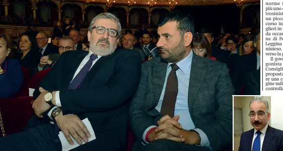  ??  ?? In platea
Il governator­e Michele Emiliano, con il sindaco Decaro, al teatro Petruzzell­i Nella foto piccola Mino Borraccino