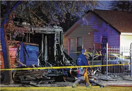  ?? Godofredo A. Vasquez / Houston Chronicle ?? Houston firefighte­rs extinguish­ed a residentia­l fire, which killed a man and a family dog, in north Houston on East Crosstimbe­rs Street near Roswell Street on Friday. Carlena Johnson, who escaped the fire, believes a candle lit for warmth ignited the...