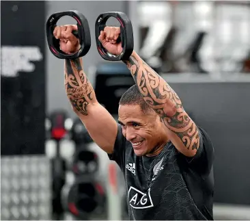  ?? PHOTOSPORT ?? Aaron Smith and the other All Blacks hit the gym in Auckland as the week-long buildup for Saturday’s test against Australia at Eden Park begins.