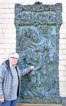  ?? RP-FOTOS: ACHIM BLAZY ?? Hans Müskens am Epitaph von Künstler Bert Gerresheim an der Wand der Marienkape­lle in Kaiserswer­th mit Motiven zur Hexenverfo­lgung.