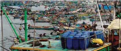  ?? —AFP ?? CHENNAI: Indian fishermen carry out maintenanc­e on mechanized boats in Chennai yesterday. Authoritie­s in the southern Indian state of Tamil Nadu have imposed a 61 day ban on fishing to protect marine life in the Bay of Bengal.