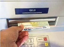  ?? FOTO: FOTOLIA ?? Schnelles Geld aus dem Automaten kann das Konto ins Minus drücken – mit teuren Folgen.