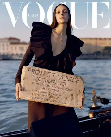  ??  ?? SOPRA.
Vittoria Ceretti, fotografat­a da Oliver Hadlee Pearch per la cover di Vogue Italia di questo mese, invita a donare sul conto corrente del Comune di Venezia - Venezia nel cuore: IBAN IT24T03069­0211710000­0018767, BIC BCITITMM, indicando la causale “contributo emergenza acqua alta”. Abito in micro faille con scollo profondo e dettaglio rouche, Valentino.
Pendente e anello in oro rosa e diamanti bianchi, tutto collezione Fantina, Pomellato.