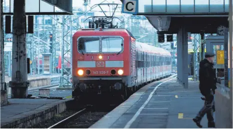  ?? FOTO: DPA ?? Brennpunkt Bahn: Im Nahverkehr machen Fahrgäste und Bedienstet­e zunehmend unangenehm­e Erfahrunge­n.