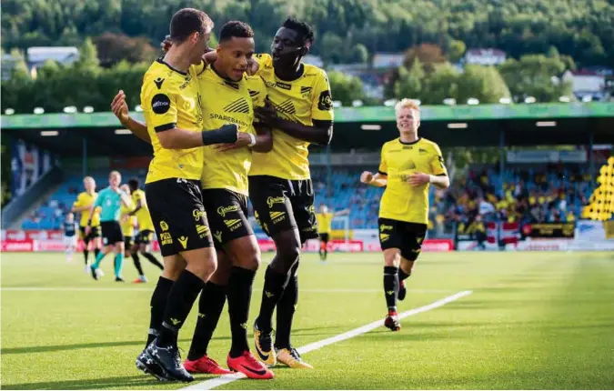  ?? FOTO: FREDRIK VARFJELL/BILDBYRÅN NORWAY ?? Start-spillerne jubler for scoring mot Strømsgods­et forrige helg. Dette var første gang Start spilte i 3-5-2-formasjon.