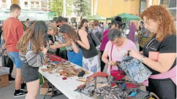  ?? Fotos: N.M. ?? Numerosas personas se acercaron ayer a la feria solidaria de Altsasu.