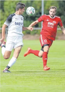  ?? FOTO: THOMAS WARNACK ?? Samuel Gugglielmo (links) trifft zum zwischenze­itlichen 2:0 für den FC Ostrach. Am Ende heißt es 3:1 für die „Zebras“.