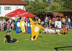  ??  ?? Trifft der Ball des verrückten Huhns ins Tor oder den Torwart? Beim Elfmetertu­rnier steht der Spaß an erster Stelle. Fotos: SG Alerheim