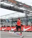  ?? Foto: dpa ?? Noch nie ist ein Mensch schneller die Marathonst­recke gelaufen: Olympia sieger Eliud Kipchoge bei seinem Labor versuch in Monza.
