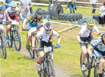  ?? FOTO: PR ?? Alexa Fuchs (SV Reudern) und Kaya Pfau (Ski-Bike-Team Laichingen) lieferten sich ein packendes Duell.