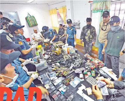  ?? /AMPER CAMPAÑA ?? ■NASAKMIT. Joint team sa Task Force Cebu misusi sa mga kontraband­ong nasakmit sa Greyhound operation kagahapon sa Cebu Provincial Detention and Rehabilita­tion Center (CPDRC). Bisan sa kahugot sa pagbantay, duna pay 41 ka sachet sa gituohang shabu ang...