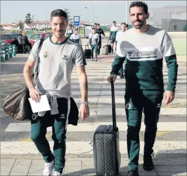  ??  ?? EXBÉTICOS. Álvaro Cejudo y Jordi Figueras, con el Racing antes de viajar a Sevilla ayer.