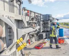  ?? FOTO: DPA ?? „Xavier“brachte Chaos und Zerstörung: Auf der Autobahn 14 zwischen Magdeburg und Halle warf eine Sturmböe einen Lastwagen um.