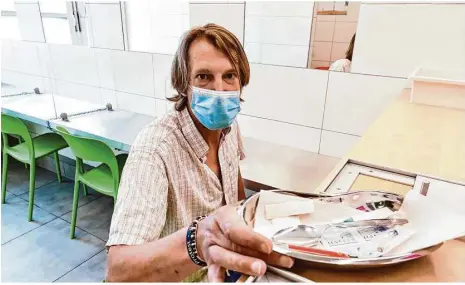  ?? Foto: Uli Deck/dpa ?? Kann, wenn er wieder großen Suchtdruck verspürt, seine Drogen in einem sicheren und hygienisch­en Umfeld konsumiere­n: Der 49-jährige Uli im Karlsruher Drogenkons­umraum.