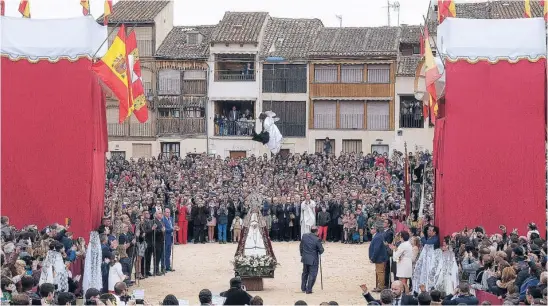  ?? ?? Bajada del Ángel, uno de los momentos más emocionant­es de la Semana Santa de Peñafiel