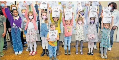  ?? FOTO: HEIKO LEHMANN ?? 288 Kinder machten beim zweiten Malwettbew­erb im Bezirk West mit. Im Burbacher Bürgerhaus wurden die Sieger geehrt. Alle Kinder waren stolz auf ihre Bilder. Die Initiatori­n, Bezirksbür­germeister­in Isolde Ries (SPD), ist hinten als Zweite von links zu sehen (mit Maske).