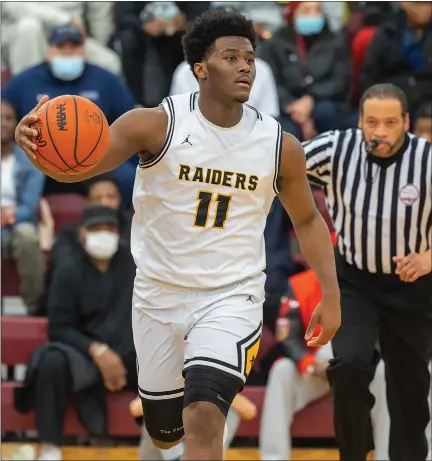  ?? KEN SWART — MEDIANEWS GROUP, FILE ?? North Farmington’s Ryan Hurst (11) brings the ball up the court in regionals last year. Hurst recently committed to play in college at the University of Detroit-Mercy.