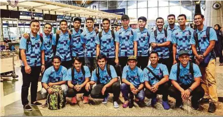  ?? ADNAN
PIC BY OSMAN ?? The national hockey squad at KLIA before their departure for the Asia Cup in Dhaka.