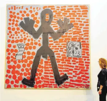  ?? FOTO: BERND WEISSBROD ?? Auch hierzuland­e wurde Pencks Werk immer wieder präsentier­t. Hier steht eine Besucherin der Staatsgale­rie Stuttgart vor dem Bild „Standart“.