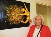  ?? Fotos: Sabine Hämmer ?? „Metamorpho­se“heißt das Bild von Uschi Bihler, aus dem eine goldene Pappmasche­e Dame springt..