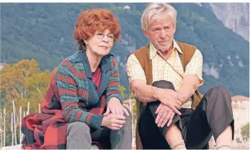  ?? FOTO: HANS JOACHIM PFEIFFER/ARD DEGETO/DPA ?? Oma Lotti (Cornelia Froboess) und ihr Mann Heinz (Willem Menne) am Gardasee – an den Sehnsuchts­ort vieler Deutscher verschlägt es die rüstige Rentnerin in der Komödie.