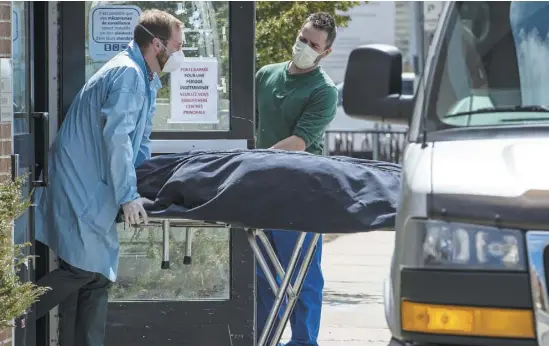  ?? PHOTO AGENCE QMI, JOËL LEMAY ?? Des employés du salon funéraire Serre & Finnegan sortent un corps du Centre d’hébergemen­t Champlain, dans l’arrondisse­ment de Verdun à Montréal. Plus de 400 personnes sont décédées de la COVID-19 dans la métropole québécoise cette semaine.