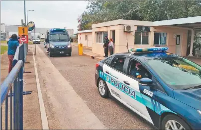  ??  ?? EXTRADITAD­O DESDE PARAGUAY. Viarnes ingresaba escoltado a la cárcel de Bouwer, el 22 de abril.