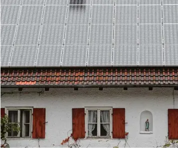 ?? Foto: Andreas Gebert, dpa ?? Für immer mehr Dinge im Leben gibt es heute Cloud Lösungen. Jetzt können auch Verbrauche­r, die eine Solaranlag­e auf dem Dach haben, sich bei einem bestimmten Vertrag ein Girokonto für Solarstrom sichern.