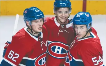  ??  ?? Jasperi Kotkaniemi (15) semble se plaire dans l’uniforme du Canadien de Montréal et entouré de joueurs comme Artturi Lehkonen (62) et Charles Hudon (54). - La Presse canadienne: Paul Chiasson