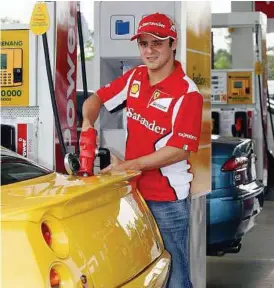  ??  ?? High octane: Massa filling up for a customer during a media session at a Shell Station in Jalan KLIA .