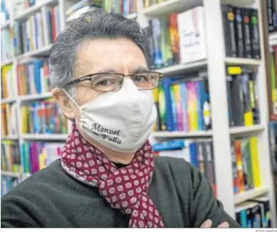  ??  ?? Juan Manuel Fernández, en la librería Manuel de Falla de la plaza de Mina.