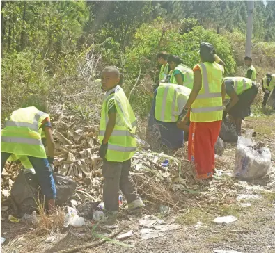  ?? Photo: Waisea Nasokia ?? Waste Clear (Fiji) Limited staff members and their families during their clean up campaign at Nabou, Nadroga on August 5, 2017.