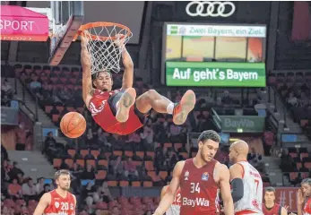  ?? FOTO: MARKUS FISCHER/IMAGO ?? Jason George von den Basketball­ern des FC Bayern München dunkt im Spiel gegen Würzburg.