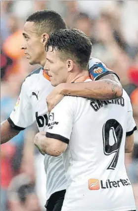  ?? FOTO: EFE ?? Rodrigo y Gameiro, celebrando un gol a la Real Sociedad en este arranque de Liga