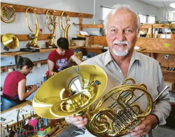  ??  ?? Engelbert Schmid baut Waldhörner. Musiker aus der ganzen Welt reisen zu ihm in den kleinen Ort Mindelzell, um seine Instrument­e zu kaufen. Die Schmid-Hörner, sagt er, seien schneller spielbar als andere. Fotos: Ulrich Wagner