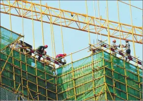  ?? YU FANGPING/FOR CHINA DAILY ?? Workers at a constructi­on project in Qingdao, Shandong province. China will revive mortgage-backed debt sales this week after a six-year hiatus, as the government extends more help to homebuyers in a flagging property market.