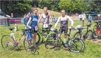  ?? FOTO: PRIVAT ?? Stolz: Die Triathlete­n des MTV Aalen Susanne Miklosch, Martin Schmid und Ingo Schulmeyer.