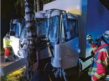  ?? Foto: Eichler/Feuerwehr ?? Ein Lastwagen kam in Bad Wörishofen von der Fahrbahn ab und prallte frontal gegen einen Baum. Der Fahrer wurde bei dem Un‰ fall verletzt.